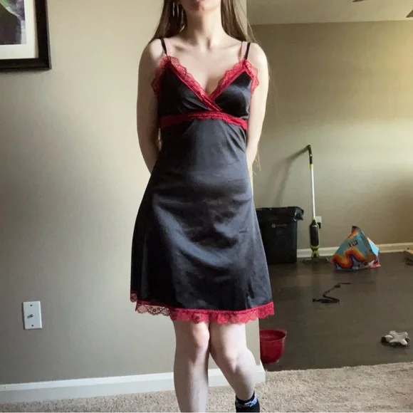 BLACK AND RED LACE TRIMMED SLIP DRESS - Picture 3 of 13
